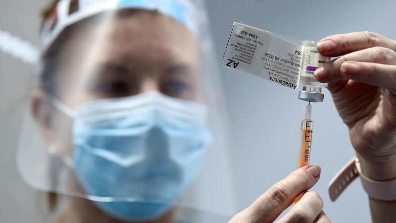 Una sanitaria prepara una dosis de la vacuna de AstraZeneca en Dublín