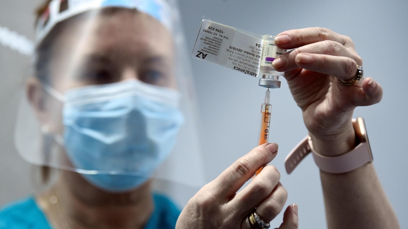 Una sanitaria prepara una dosis de la vacuna de AstraZeneca en Dublín