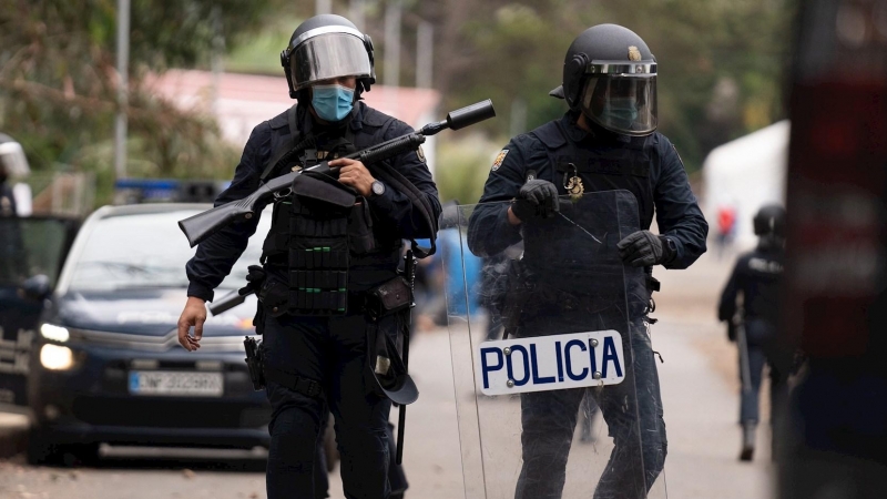 Agentes de la Policía Nacional han intervenido este martes en el campamento humanitario de Las Raíces, en La Laguna (Tenerife).