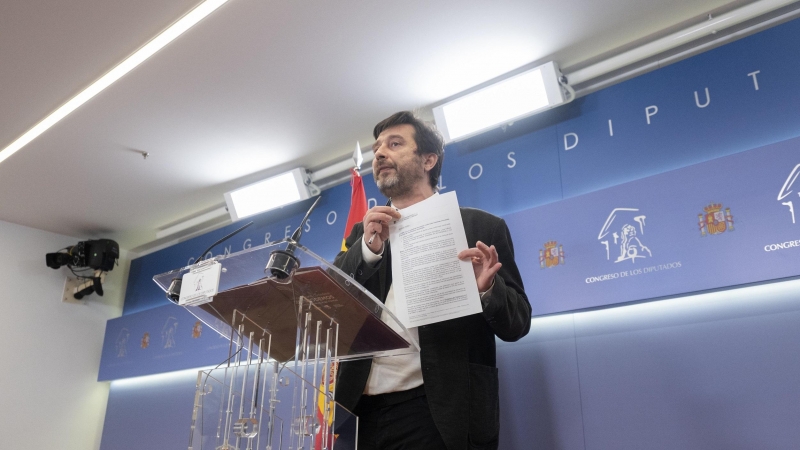 El portavoz de Podemos, Rafa Mayoral, interviene en una rueda de prensa posterior a una Junta de Portavoces en el Congreso de los Diputados, a 6 de abril de 2021, en Madrid