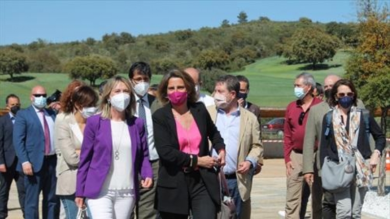 La vicepresidenta cuarta y ministra para la Transición Ecológica y el Reto Demográfico, Teresa Ribera (d), visita el Parque Nacional de Cabañeros, a 6 de abril de 2021,