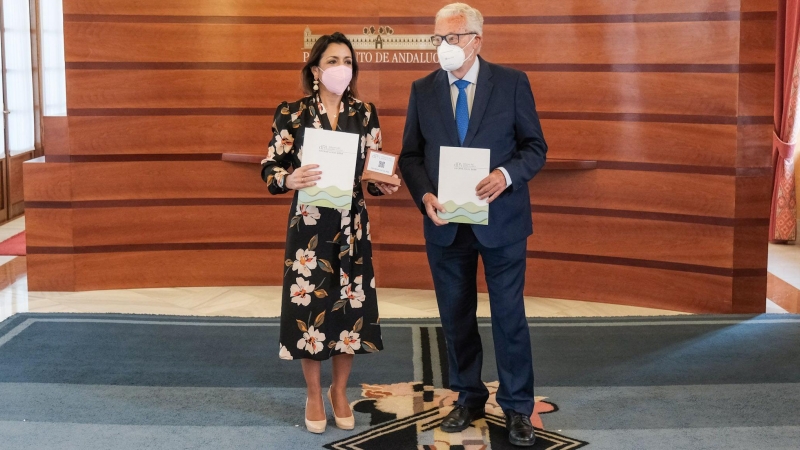 La presidenta del Parlamento, Marta Bosquet, recibe de manos de Jesús Maeztu, Defensor del Pueblo Andaluz, el informe anual de esa Institución correspondiente al año 2020