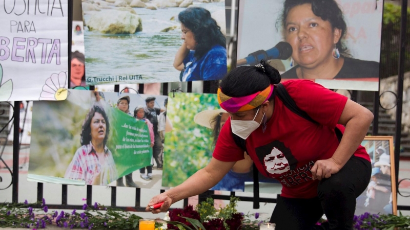 Una integrante del Consejo Cívico de Organizaciones Populares e Indígenas de Honduras (COPINH) enciende una vela junto a la foto de Berta Cáceres este 6 de abril de 2021.