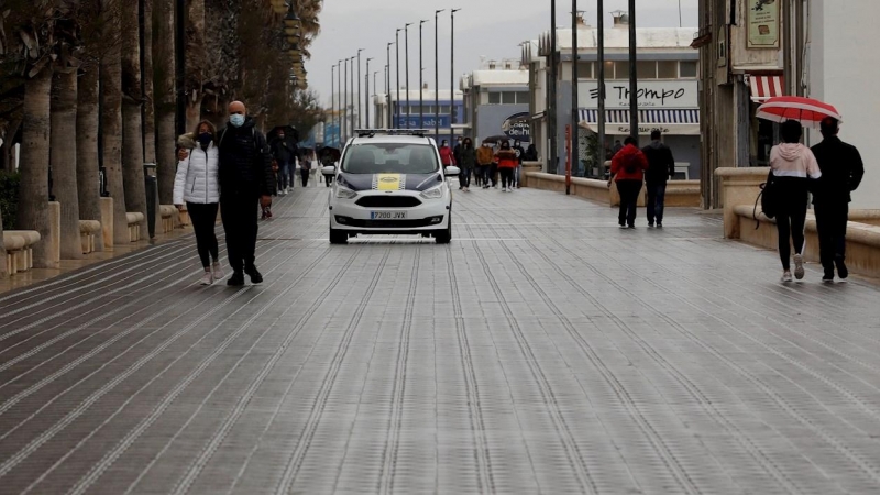 La policía local partulla en paseo marítimo de Valencia prácticamente vacío