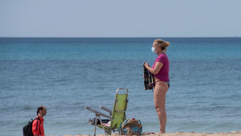 Una mujer utiliza la mascarilla en la playa de Palma de Mallorca, el pasado miércoles.