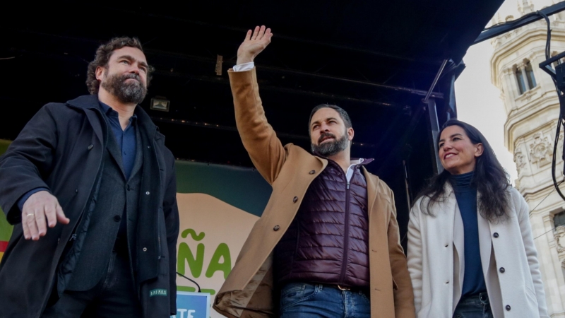 El portavoz de Vox en el Congreso, Iván Espinosa de los Monteros, el presidente de Vox, Santiago Abascal, y la presidenta de Vox Madrid, Rocio Monasterio.