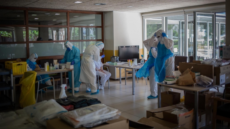 Voluntaris de l'ONG Proactiva Open Arms en la Residència Geriàtrica Redós de Sant Pere de Ribes on estan realitzant tests ràpids de Covid-19 a residents i treballadors sanitaris. 30 d'abril del 2020.