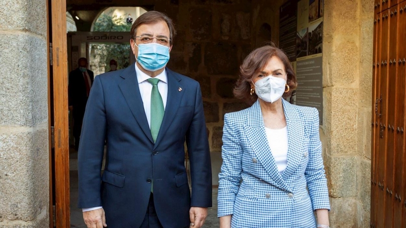 La vicepresidenta primera del Gobierno, Carmen Calvo, y el presidente de la Junta de Extremadura, Guillermo Fernández Vara, posan este miércoles en Mérida antes del consejo de gobierno regional que será presidido por Calvo en sesión ordinaria.