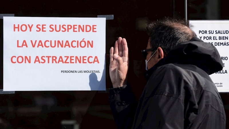 Un hombre trata de ver a través del cristal de un centro de vacunación en Valladolid este miércoles tras el anuncio de la Comunidad de suspender cautelarmente la vacunación contra la covid con viales de AstraZeneca hasta conocer el informe de seguridad qu