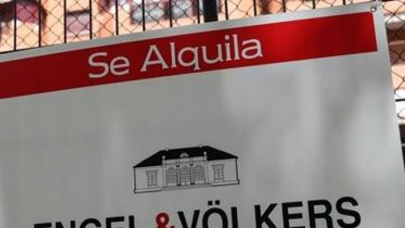 En la valla de una urbanización, se ven colgados dos carteles de 'Se alquila'. Foto de archivo.