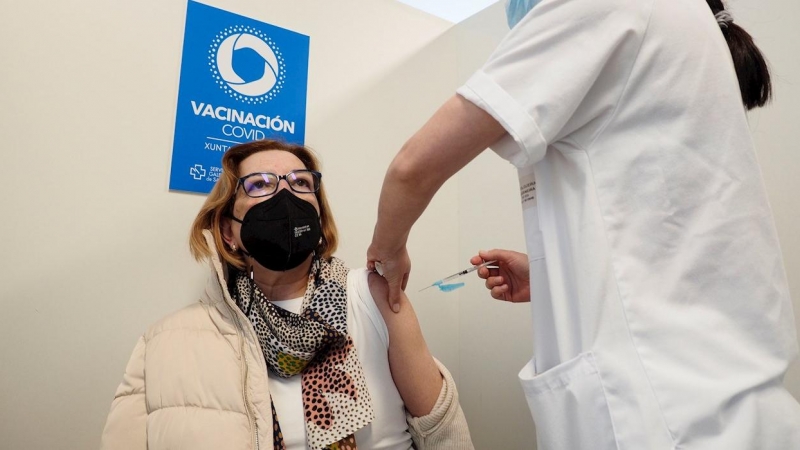 Una mujer recibe una dosis de la vacuna de AstraZeneca, este martes, durante una jornada de vacunación masiva esta tarde en el HULA