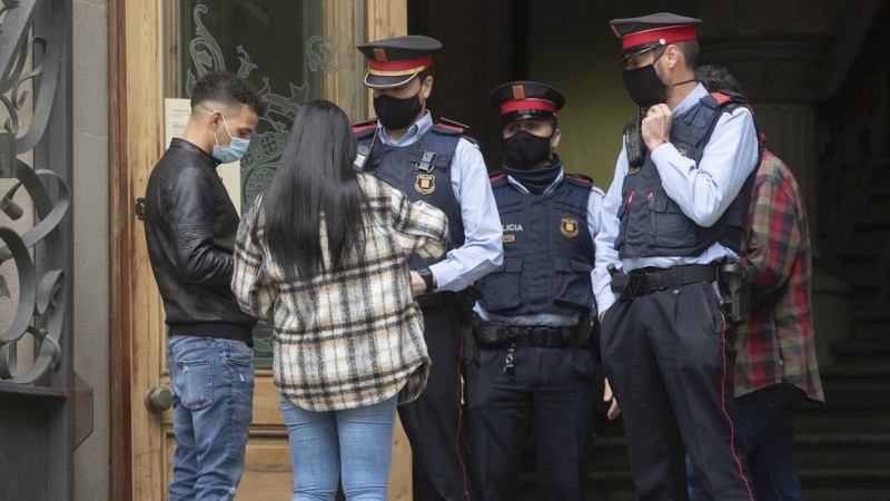 Uno de los cuatro participantes, uno supuestamente como autor y otros tres cooperadores necesarios de la violación múltiple a una joven de 18 años en febrero del 2019 en una nave abandonada de Sabadell (Barcelona), a su entrada en la Audiencia de Barcelon