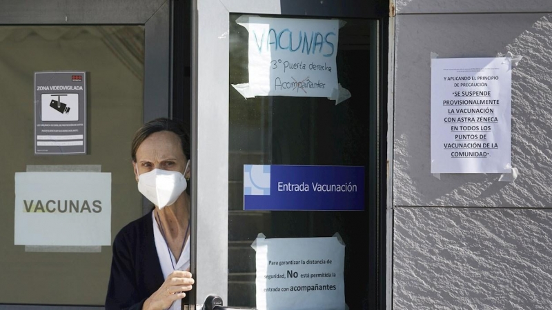 Una enfermera cierra la puerta de entrada a la zona de vacunación en el Hospital Provincial de Ávila, en España.