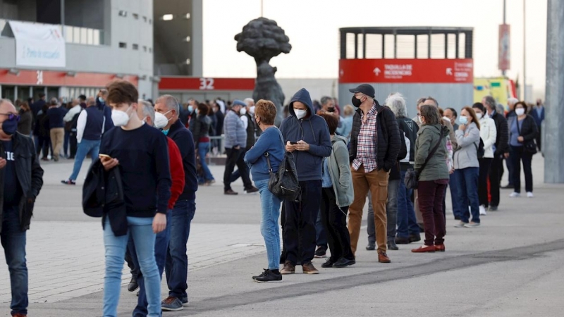 Vista de las personas que esperan para recibir la vacuna el pasado jueves 1 de abril en el estadio Wanda Metropolitano.