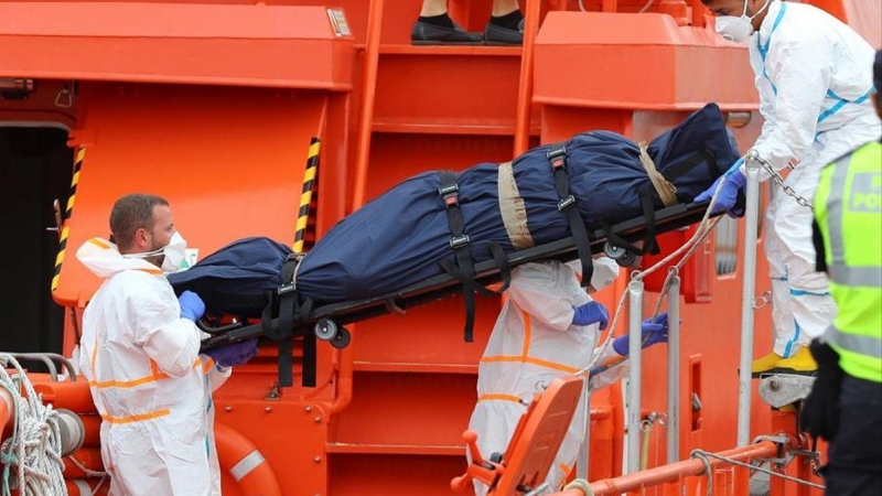 Salvamento Marítimo ha rescatado y trasladado este lunes al puerto de Las Palmas el cuerpo sin vida de una mujer de origen subsahariano que ha sido encontrado en el mar en aguas próximas a Fuerteventura.