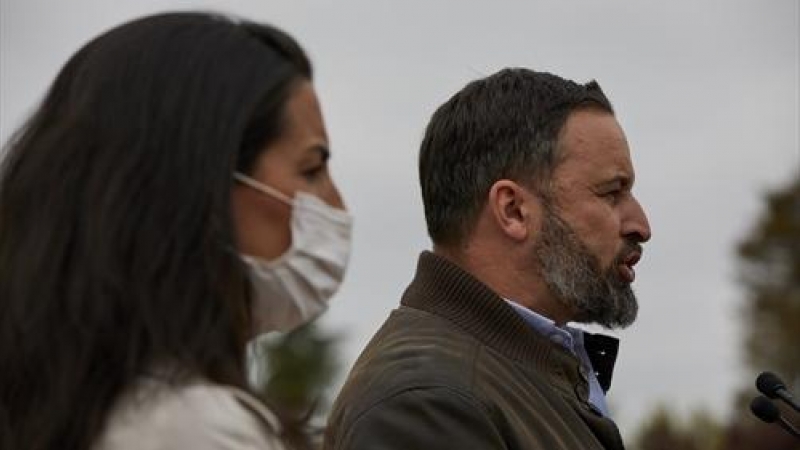 El líder nacional del partido y director de campaña, Santiago Abascal interviene en la Plaza de la Vicalvarada, a 8 de abril de 2021, en Madrid (España).