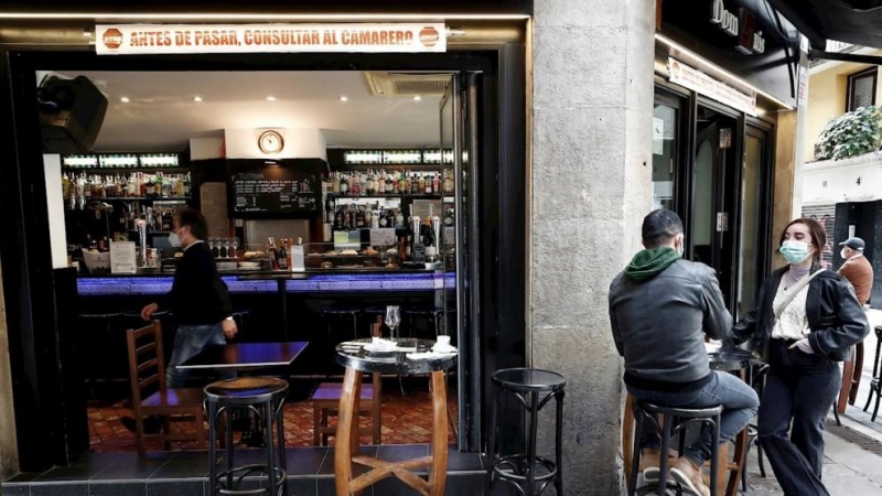 Dos personas toman un aperitivo en el exterior de un bar del Casco Viejo de Pamplona. — Jesús Diges / EFE
