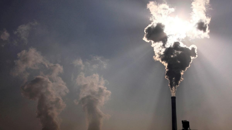 Imagen de archivo del humo saliendo por la chimenea de una planta de carbón.