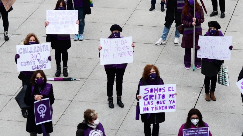 Varias mujeres participan en una concentración feminista convocada por la Comisión 8M en Santander