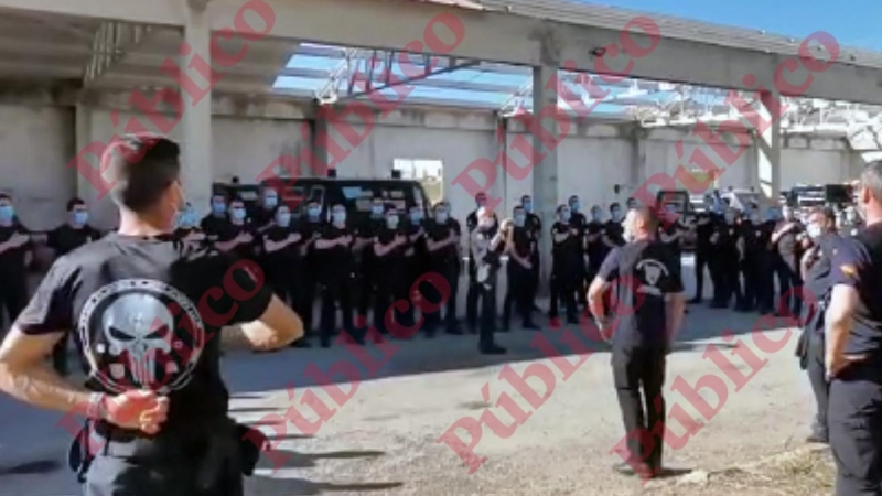 Los policías entrenados para las UIP en el Centro de La Enyra entonan el himno del 'uipero' al final de la instrucción. A la izquierda, uno luce la camiseta de 'El Castigador'.