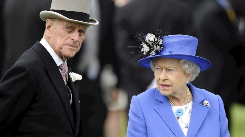 Fotografía de archivo de junio de 2012 del duque de Edimburgo junto a la reina Isabel II.