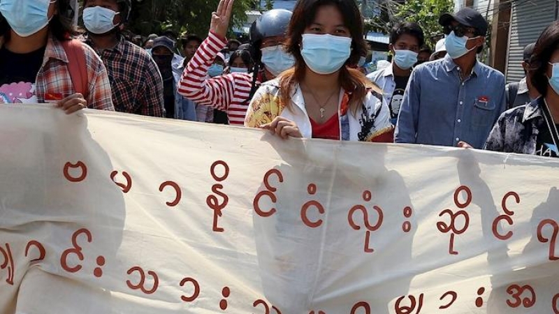 Los manifestantes sostienen una pancarta que dice 'Toda la Federación de Sindicatos de Estudiantes de Birmania'' durante una protesta antimilitar en Mandalay, Myanmar, 09 de abril de 2021.