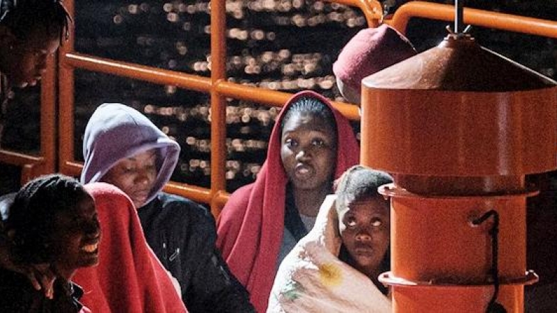 Foto tomada la noche del 16 de marzo en el muelle de Arguineguín (Gran Canaria), no publicada hasta la fecha, a la llegada del buque de Salvamento Marítimo Salvamar Macondo con los 53 supervivientes de una patera rescatada a 15 kilómetros de la isla, entr