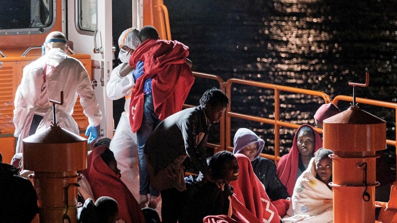Foto tomada la noche del 16 de marzo en el muelle de Arguineguín (Gran Canaria), no publicada hasta la fecha, a la llegada del buque de Salvamento Marítimo Salvamar Macondo con los 53 supervivientes de una patera rescatada a 15 kilómetros de la isla, entr