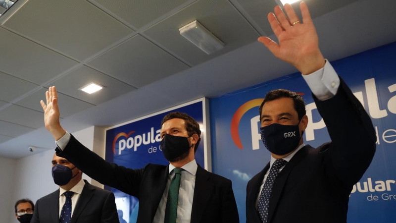 El presidente del PP, Pablo Casado (1), y el presidente del PP-A y de la Junta, Juanma Moreno ( d), clausuran la reunión del Consejo Provincial de Alcaldes y Portavoces del PP de Granada a 09 de abril 2021.