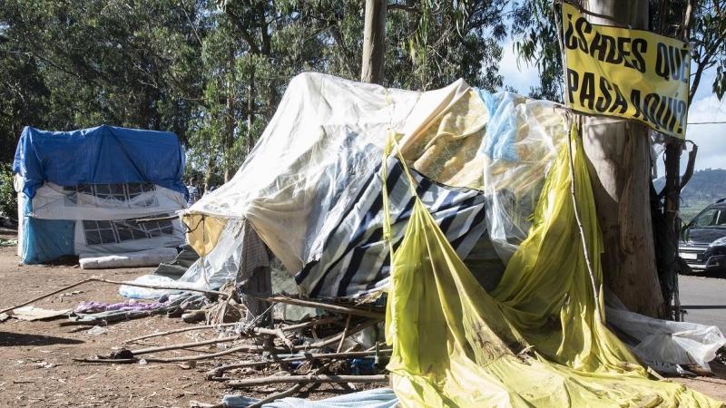 Algunas de las instalaciones en el campamento de Las Raíces, donde conviven personas migrantes, a 7 de abril de 2021, en La Laguna, Tenerife,