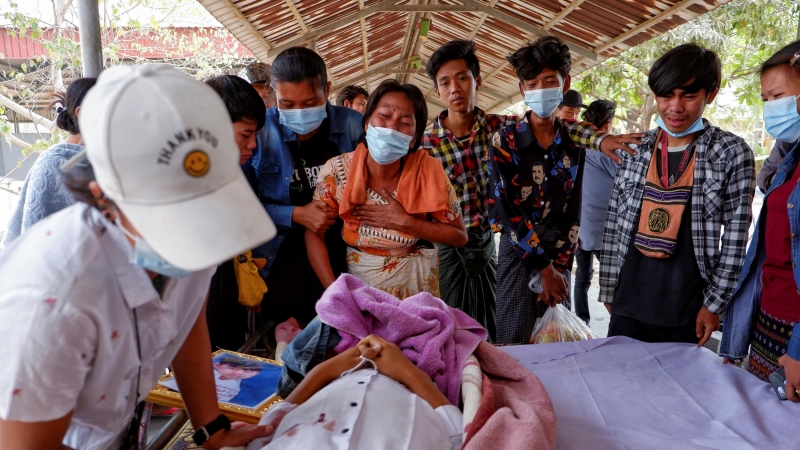 Una familia llora al perder a un miembro por la violencia de los militares, en Myanmar. - Reuters