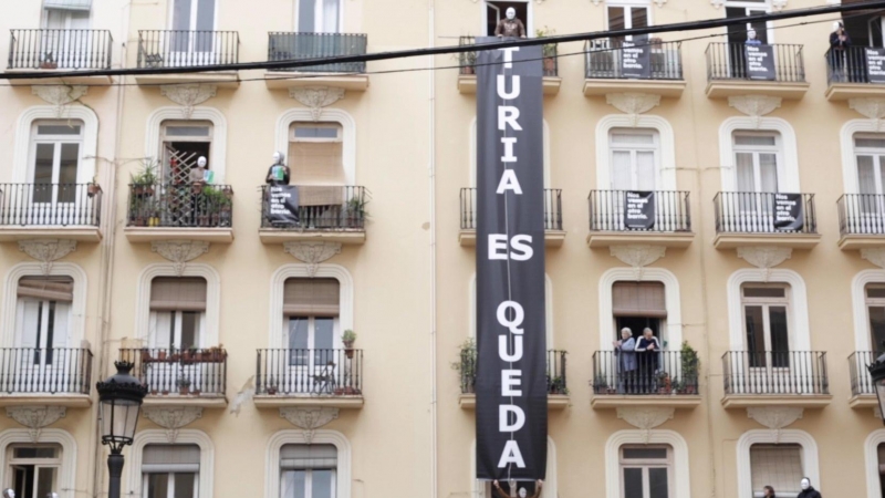 La pancarta que van penjar els veïns en protesta per l'operació urbanística especulativa.