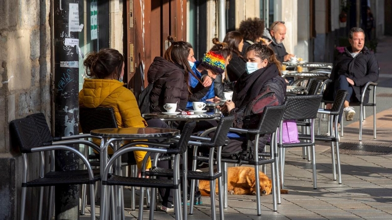 Clientes toman café en la terraza de un bar de Vitoria.