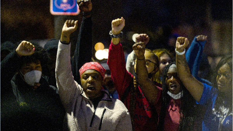 Manifestantes protestan por la muerte, Daunte Wright  a manos de la Policía, el 11 de abril de 2021 en Brooklyn Center, Minnesota.