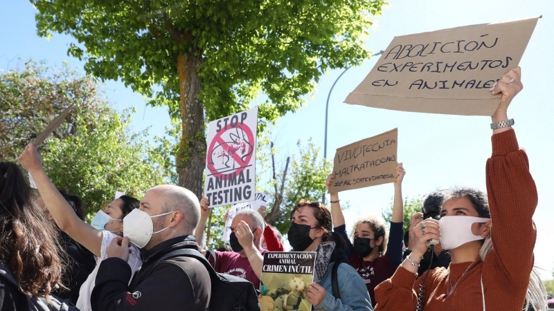 Varias personas protestan frente a las instalaciones del laboratorio Vivotecnia, a 12 de abril de 2021, en Tres Cantos, Madrid (España)