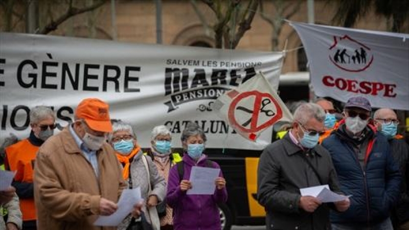 Un grupo de pensionistas durante una concentración convocada en la Plaza Universitat de Barcelona, Catalunya, (España), a 1 de marzo de 2021.