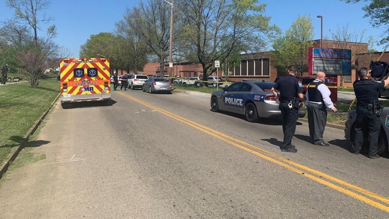 Una fotografía facilitada por la Policía de Knoxville muestra a varios agentes y servicios de emergencia en las inmediaciones del instituto.