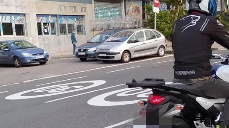 Señales de limitación a 30km/h pintadas en la calzada de Bilbao. Foto de archivo.