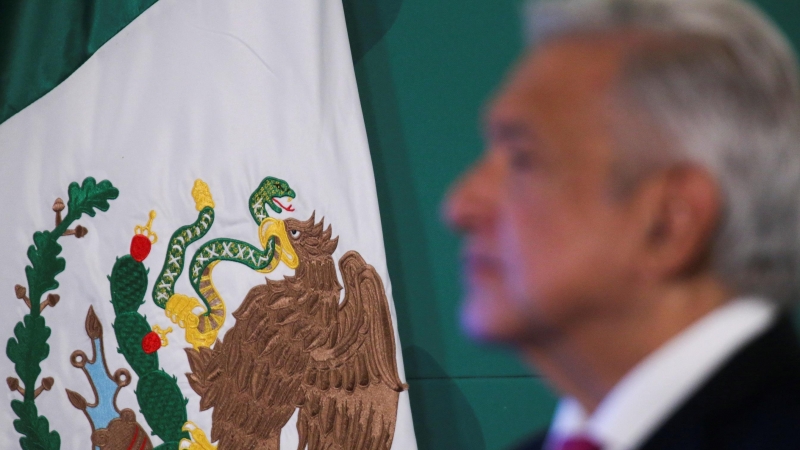 Imagen de la bandera mexicana junto al presidente Andrés Manuel López Obrador