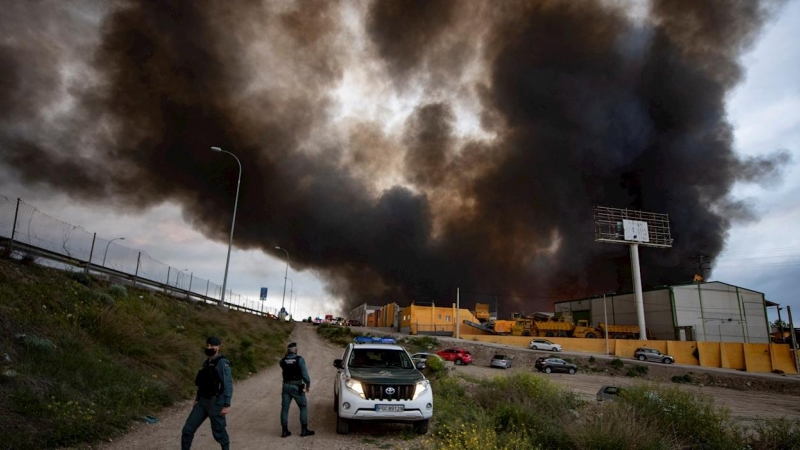 Columnas de humo en un incendio en polígono industrial de Seseña, Toledo, este martes 13 de abril de 2021.