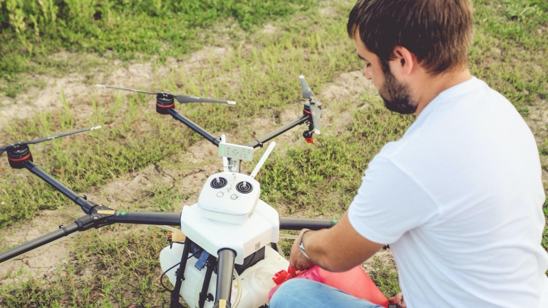 Un agricultor prepara un dron para irrigación de cultivos, una de las innovaciones más importantes de los últimos años en el sector agroalimentario.