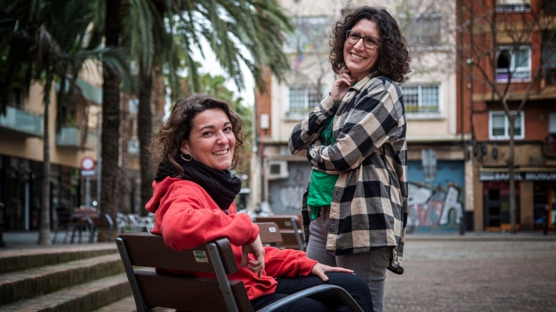 Maria Campuzano, portaveu de l'APE, i Lucía Delgado, portaveu de la PAH Barcelona, al barri d'Hostafrancs, a Barcelona.