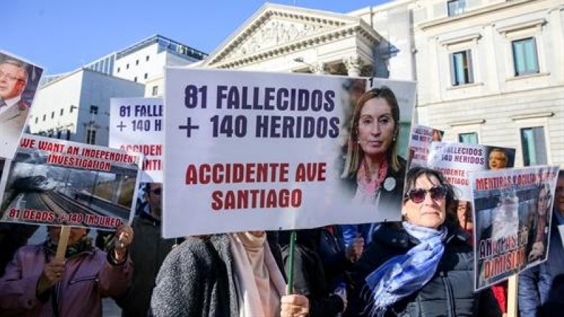 Concentración de los Mmembros de la plataforma de víctimas del accidente del tren Alvia en la curva de Angrois (Santiago de Compostela). Foto de archivo. 11/02/2019.