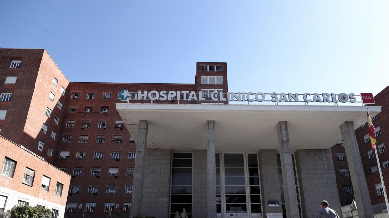 Puerta principal del Hospital Clínico San Carlos de Madrid.