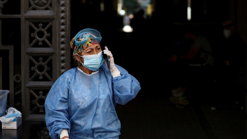 Una sanitaria habla por teléfono en Buenos Aires, Argentina