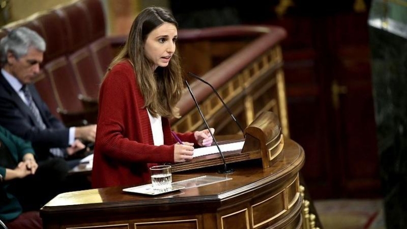 Lucía Muñoz, diputada de Unidas Podemos, desde la tribuna de oradores. Alberto Serrano/Unidas Podemos