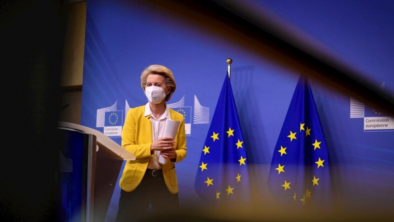 La presidenta de la Comisión Europea, Ursula von der Leyen en rueda de prensa desde Bruselas este miércoles 14 de abril.