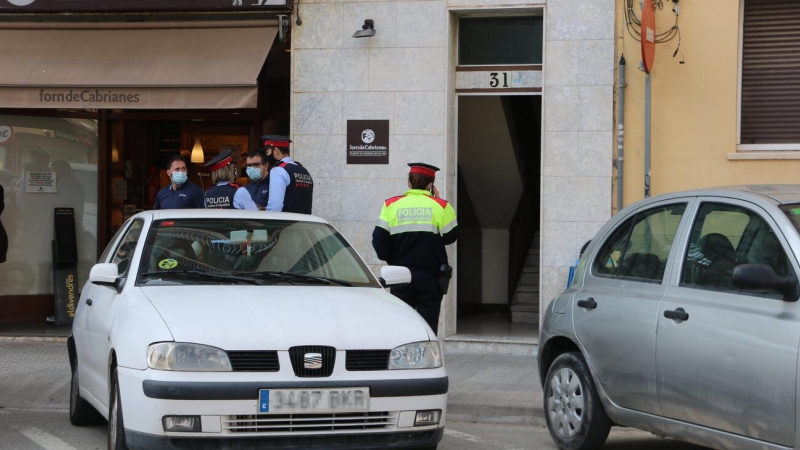 Els Mossos al lloc de l'homicidi, a Manresa. Imatge del 14 d'abril del 2021.