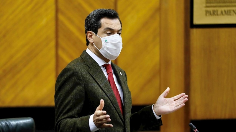 El presidente de la Junta de Andalucía, Juanma Moreno, durante su intervención en el pleno del Parlamento de Andalucía de Sevilla.