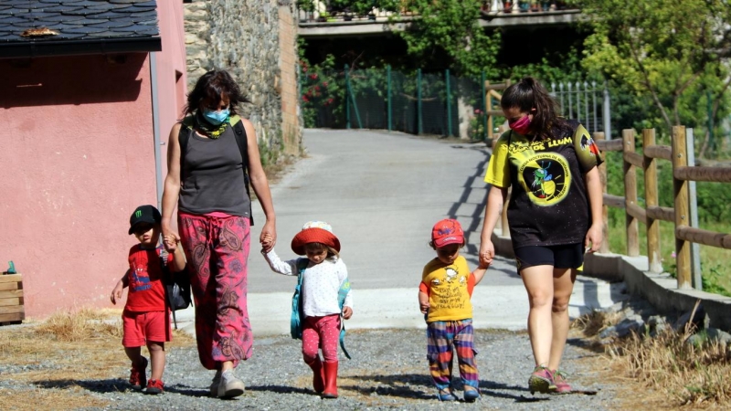 Les professores de la llar d'infants Els Malfargats de Rialp sortint d'excursió amb els petits l'1 de juny del 2020.